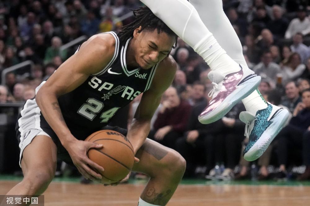 防线失位的 防线失位的